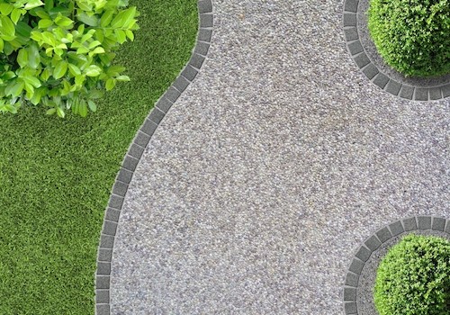 Une allée de jardin réussie en graviers ou paillage décoratif Une allée de jardin réussie en graviers ou paillage décoratif